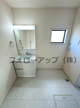 独立洗面台、小物を置くことができて便利です