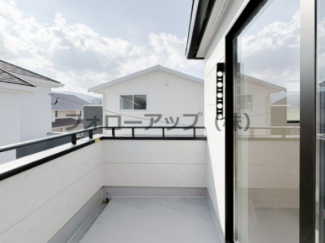 暖かな日差しのふりそそぐバルコニー