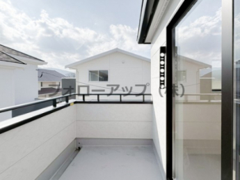 暖かな日差しのふりそそぐバルコニー