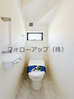 落ち着いた色調のトイレです