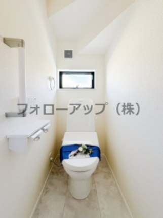 落ち着いた色調のトイレです