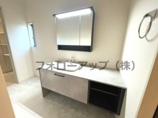 独立洗面台、小物を置くことができて便利です