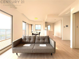 リビングダイニングは家族や友人とのコミュニケーションを楽しむ場所でくつろぎながら食事や会話を楽しめ、多目的に利用できリラックスできる空間です。家庭内の中心として機能し、快適な生活をサポートします。