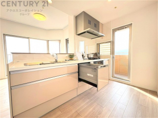 シンプルなデザインと使いやすさを兼ね備えた対面式システムキッチンは、効率的な作業スペースを提供し、家族やゲストとのコミュニケーションを促進します。