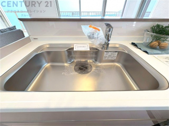 大きなシンクでお鍋などの大きな調理器具を洗う際にも便利です。