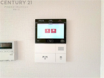 訪問者が来たときにテレビ画面で確認できるため、安心してドアを開けられます。録画機能があるものもあり、留守中に来訪者を記録しておくことができます。利便性が高く、セキュリティ面でも安心です。