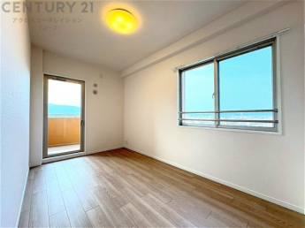 明るい色合いのフローリングとクロスを使用した洋室は家具やインテリアとも調和しやすく空間が広く感じられ開放感を生み出します。自然光を効果的に反射し、室内を明るく保つため、日中の照明使用を抑えられます。