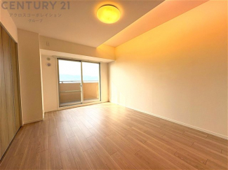 寝室…リラックスできるプライベート空間で、快適な睡眠をサポート。個人の好みに合わせたインテリアや寝具で心地良さを追求。プライベートな時間を過ごし、リフレッシュする場所におすすめです。