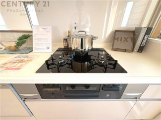 多数の調理器具を同時に使用でき、料理の効率化が可能。省エネで節約になり、様々な料理スタイルに適応できます。また、火力調整が独立しており、手入れや掃除もしやすく、今よりもっとお料理が楽しくなるかも。