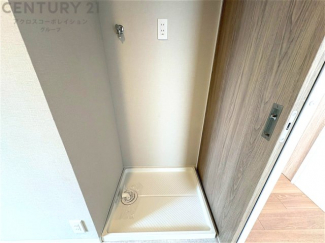 洗濯物の仕分け作業がしやすく、整理整頓が容易になります。洗濯音や湿気を他の部屋に持ち込まず、生活環境を快適に保ちます。上部を活用すれば収納スペースを確保でき洗剤や洗濯用品の整理もしやすくなります。