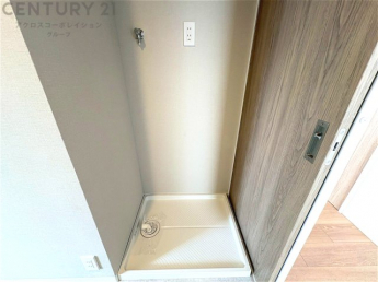 洗濯物の仕分け作業がしやすく、整理整頓が容易になります。洗濯音や湿気を他の部屋に持ち込まず、生活環境を快適に保ちます。上部を活用すれば収納スペースを確保でき洗剤や洗濯用品の整理もしやすくなります。