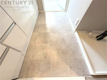 衣服の収納や脱ぎ着や整理整頓がしやすく、湿った衣類を乾燥させるスペースがありカビや臭いの発生を防ぎます。床の汚れを他の部屋に持ち込まず清潔を保つことができます。また快適な入浴環境の整備にも役立ちます。