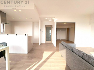 リビングダイニングは家族や友人とのコミュニケーションを楽しむ場所でくつろぎながら食事や会話を楽しめ、多目的に利用できリラックスできる空間です。家庭内の中心として機能し、快適な生活をサポートします。