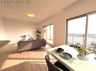 キッチン前のダイニングスペース　カウンターキッチンから料理の受け渡し等に便利です。ダイニングセットを置いても十分な広さを確保。