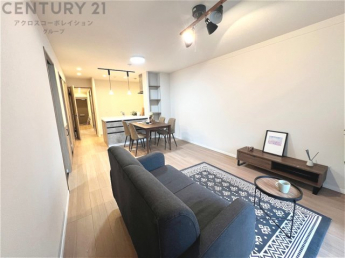 リビングダイニングは家族や友人とのコミュニケーションを楽しむ場所でくつろぎながら食事や会話を楽しめ、多目的に利用できリラックスできる空間です。家庭内の中心として機能し、快適な生活をサポートします。