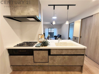 シンプルなデザインと使いやすさを兼ね備えた対面式システムキッチンは、効率的な作業スペースを提供し、家族やゲストとのコミュニケーションを促進します。