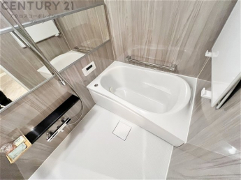 ユニットバスは省スペースでありながら、シンプルな設計と使いやすさを備え、簡便なメンテナンスが可能です。またミラー・小物置き場もあり便利です。