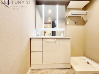 化粧品や洗顔料、歯ブラシなどの必需品をまとめて置ける収納スペースがあり、使用するたびに取り出す手間が省けます。また、水回りのため、濡れても大丈夫な素材が使用されており、お手入れが簡単です。