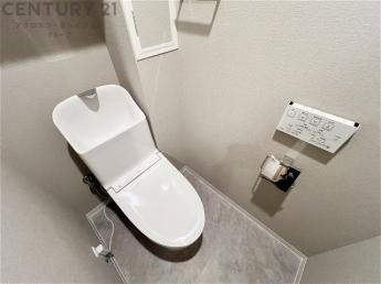 温水洗浄便座付トイレは温水洗浄機能により、暖かい水でおしりを洗浄することができ、冷たい水を使う従来の便座に比べ、温水洗浄機能で暖かいトイレを提供し、快適な使用を可能にします。