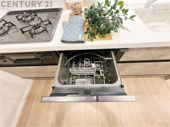 手洗いに比べて時間や労力を節約できることです。また、高温のお湯で洗浄されるため、雑菌や細菌を殺菌する効果もあります。さらに、乾燥機能があるため、手で拭く手間も省け衛生的に保管できます。