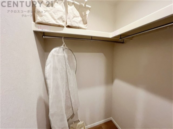 収納力が高く洋服や小物を整理しやすく、更衣室のように使え、部屋がすっきり保てます。収納の配置を自由に調整でき、換気性が良く防湿・防虫対策も可能。快適で機能的な生活空間を実現できます♪