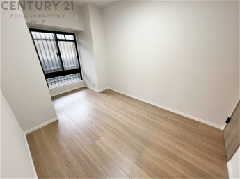 明るい色合いのフローリングとクロスを使用した洋室は家具やインテリアとも調和しやすく空間が広く感じられ開放感を生み出します。自然光を効果的に反射し、室内を明るく保つため、日中の照明使用を抑えられます。