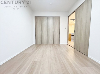 リラックスできるプライベート空間で、快適な睡眠をサポート。個人の好みに合わせたインテリアや寝具で心地良さを追求。プライベートな時間を過ごし、リフレッシュする場所におすすめです。