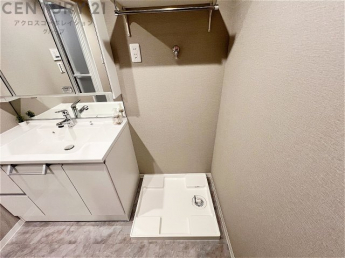 洗濯物の仕分け作業がしやすく、整理整頓が容易になります。洗濯音や湿気を他の部屋に持ち込まず、生活環境を快適に保ちます。上部を活用すれば収納スペースを確保でき洗剤や洗濯用品の整理もしやすくなります。