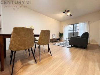 キッチン前のダイニングスペース。ダイニングセットを置いても十分な広さを確保。