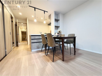 キッチン前のダイニングスペース。ダイニングセットを置いても十分な広さを確保。