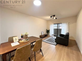 キッチン前のダイニングスペース。ダイニングセットを置いても十分な広さを確保。
