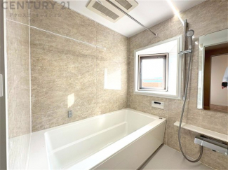 ユニットバスは省スペースでありながら、シンプルな設計と使いやすさを備え、簡便なメンテナンスが可能です。またミラー・小物置き場もあり便利です。