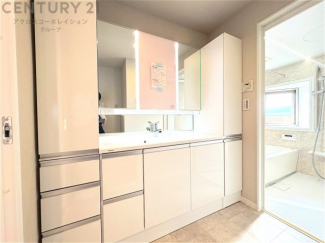 化粧品や洗顔料、歯ブラシなどの必需品をまとめて置ける収納スペースがあり、使用するたびに取り出す手間が省けます。また、水回りのため、濡れても大丈夫な素材が使用されており、お手入れが簡単です。