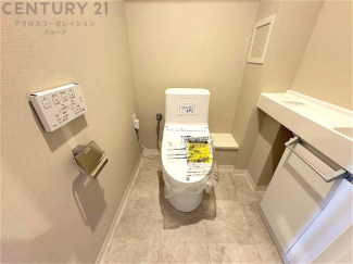 温水洗浄便座付トイレは温水洗浄機能により、暖かい水でおしりを洗浄することができ、冷たい水を使う従来の便座に比べ、温水洗浄機能で暖かいトイレを提供し、快適な使用を可能にします。