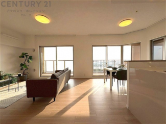 キッチン前のダイニングスペース　カウンターキッチンから料理の受け渡し等に便利です。ダイニングセットを置いても十分な広さを確保。