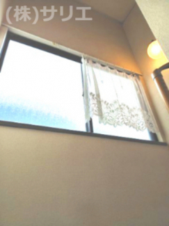 階段には大きな窓♪