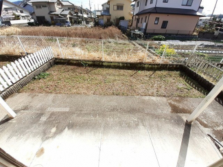 暖かな日差しのふりそそぐバルコニー