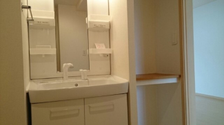 ゆったりとスペースのある洗面所