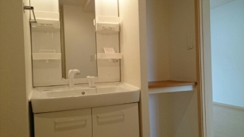 ゆったりとスペースのある洗面所