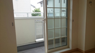 開放的で明るい空間を演出してくれるバルコニーです