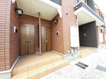 落ち着いたエントランスです