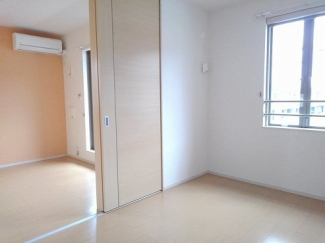 明るい色調の室内です