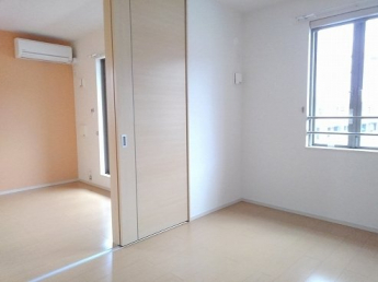 明るい色調の室内です