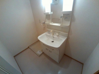 ゆったりとスペースのある洗面所