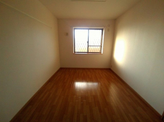 明るい色調の室内です