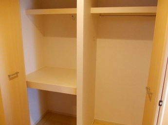 明るい色調の室内です