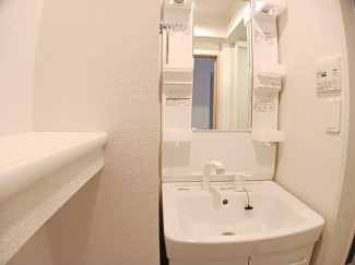 明るい洗面所です