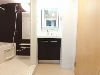 明るい洗面所です