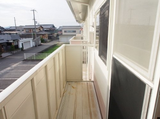 バルコニーからの眺めを楽しみながら食事をしませんか