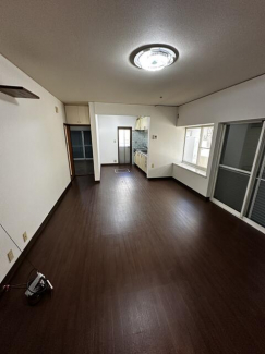 リビングはお気に入りのソファやクッションでくつろげる空間に